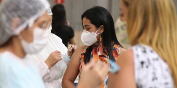 Fortaleza ultrapassa mais de 370 mil pessoas vacinadas com a 1ª dose contra a Covid-19