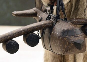 Com saudade de voar? Louis Vuitton cria bolsa com formato de avião