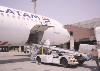 Avião Solidário da LATAM decola com 128 mil doses de vacinas contra a covid-19 para o Ceará