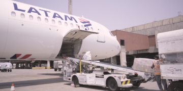 Avião Solidário da LATAM decola com 128 mil doses de vacinas contra a covid-19 para o Ceará