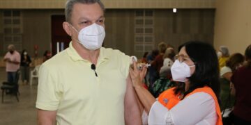 Novo recorde de vacinação em Fortaleza; prefeito Sarto recebe segunda dose da Coronavac