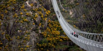 Maior ponte de pedestres do mundo é inaugurada em Portugal
