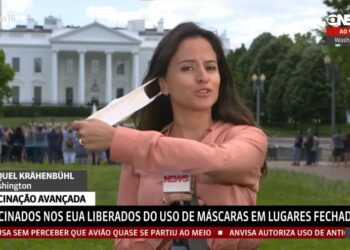 Repórter da GloboNews nos EUA, que foi vacinada, tira máscara ao vivo em programa