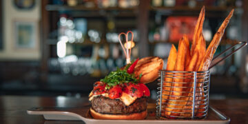 Dia Mundial do Hambúrguer: Chefs ensinam 3 receitas fáceis para fazer em casa