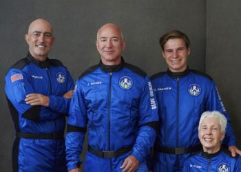 Foguete privativo decola pela primeira vez com tripulação civil e sem piloto