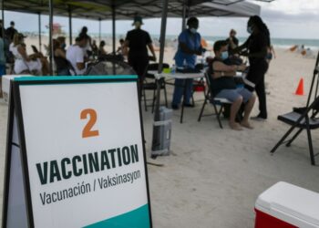 Estados Unidos voltam a recomendar o uso de máscara em locais fechados