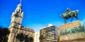 Uruguai reabrirá fronteiras para brasileiros vacinados