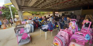 Associação Peter Pan realiza bazar solidário com mais de 3 mil peças de roupas e acessórios novos