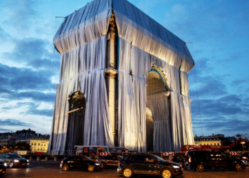 Arco do Triunfo é coberto em instalação artística