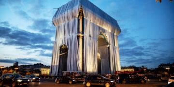 Arco do Triunfo é coberto em instalação artística