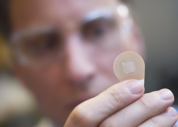 Medo de agulha? Cientistas desenvolvem vacina contra covid-19 em formato de adesivo