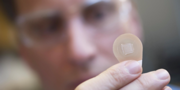 Medo de agulha? Cientistas desenvolvem vacina contra covid-19 em formato de adesivo