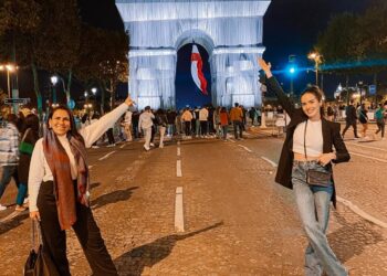 Cearenses em Paris – Samara Fernandes encontra a blogueira Georrane Freitas