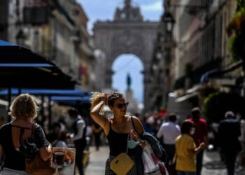 Portugal é o país mais vacinado do mundo e desobriga uso de máscara nas ruas