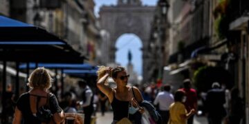 Portugal é o país mais vacinado do mundo e desobriga uso de máscara nas ruas