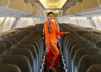 Mais conforto: aeromoças da SkyUp Airlines passam a usar tênis e calça