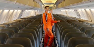 Mais conforto: aeromoças da SkyUp Airlines passam a usar tênis e calça