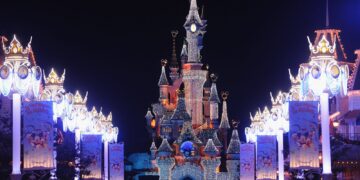 Em uma noite, Magic Kingdom ganha decoração para o Natal; assista