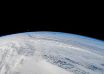 Ela é redonda! Turistas postam fotos da viagem pela órbita da terra