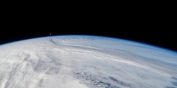 Ela é redonda! Turistas postam fotos da viagem pela órbita da terra