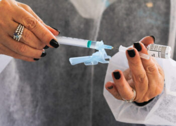 Grécia multará idosos que não se vacinarem