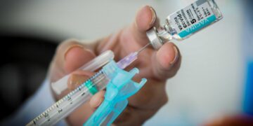 Fortaleza vacina 100% da população com primeira dose