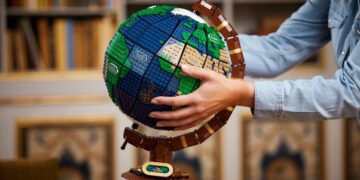 Já pensou em montar um globo terrestre de LEGO com as mãos? Agora é possível.