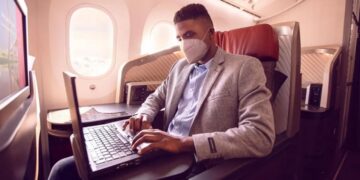 União Europeia suspende uso de máscara em voos