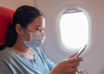 Serviço de bordo em aviões no Brasil é liberado; uso de máscara permanece obrigatório