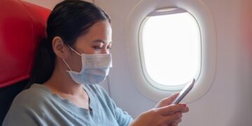 Serviço de bordo em aviões no Brasil é liberado; uso de máscara permanece obrigatório