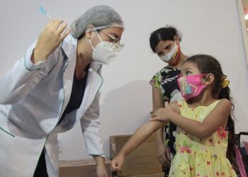 Crianças de 3 a 5 anos já podem tomar vacina contra Covid-19 em Fortaleza