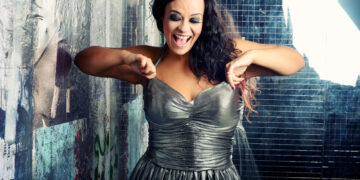 “Férias em Fortaleza” abre programação com show gratuito de Tulipa Ruiz neste sábado