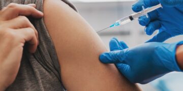 Quarta dose da vacina contra Covid-19 é liberada para quem tem 18 anos ou mais em Fortaleza