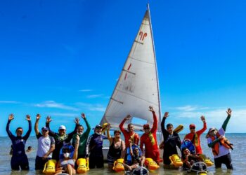 Projeto Praia Acessível passa a oferecer passeio de barco a vela