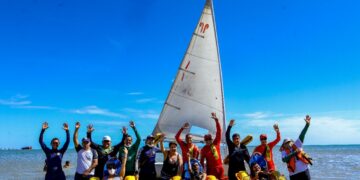 Projeto Praia Acessível passa a oferecer passeio de barco a vela