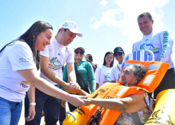 Praia Acessível é inaugurada na praia de Paracuru