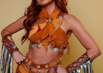 Anitta se apresenta usando look de Espedito Seleiro