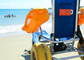 Praia Acessível recebe passeio de canoa havaiana para 30 usuários