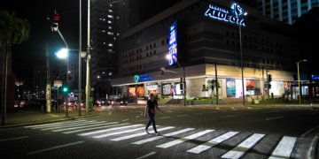 Fortaleza é a primeira cidade da América Latina a receber sistema inovador que ilumina pedestre em travessia