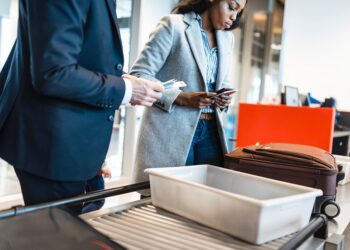 Aeroporto de Londres elimina obrigatoriedade de retirar computador e líquidos da bagagem de mão