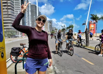 “Xiringador” para aliviar o calor; equipamento é instalado na Beira-Mar de Fortaleza