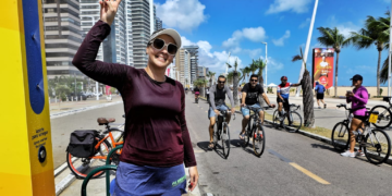 “Xiringador” para aliviar o calor; equipamento é instalado na Beira-Mar de Fortaleza