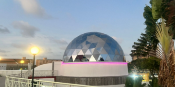 Planetário do Dragão do Mar ganha iluminação especial em alusão ao Outubro Rosa