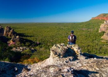 Opções por viagens solo devem aumentar em até 35% até 2030, aponta estudo