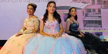 Adolescentes em tratamento contra o câncer ganham festa de aniversário de 15 anos